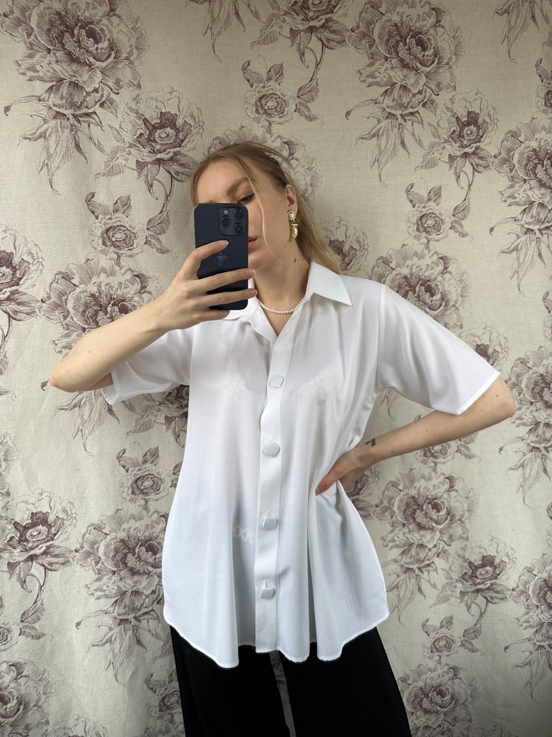 Camisa vintage oversize blanca con botones cuadrados, elegante camisa de mujer de manga corta imagen 10