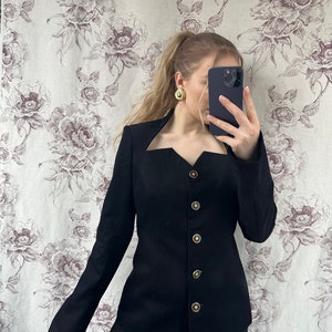 Blazer nero realizzato a mano in stile vintage con maniche a campana, giacca elegante con scollo unico e senza tempo immagine 5