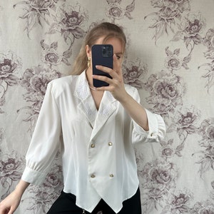 Blusa cruzada blanca crema vintage, camisa femenina con cuello de encaje imagen 8