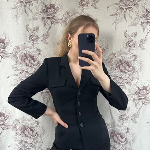 Vintage negro petite blazer ajustado, elegante chaqueta de mujer con bolsillos imagen 3