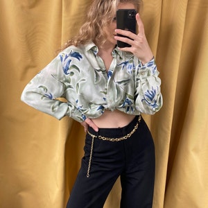 Grön blus med blommig vintagemotiv, överdimensionerad skjorta bild 5
