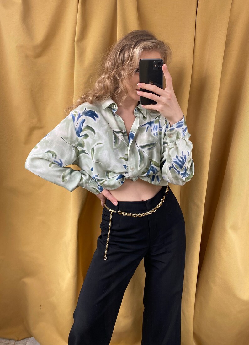 Grön blus med blommig vintagemotiv, överdimensionerad skjorta bild 5