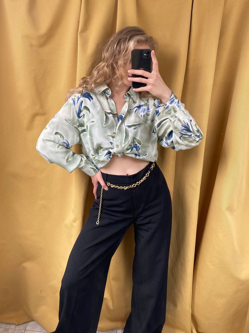 Grön blus med blommig vintagemotiv, överdimensionerad skjorta bild 1
