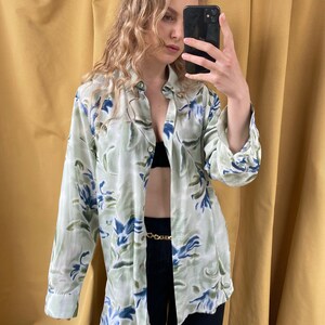 Grön blus med blommig vintagemotiv, överdimensionerad skjorta bild 6