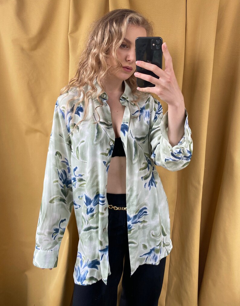 Grön blus med blommig vintagemotiv, överdimensionerad skjorta bild 6