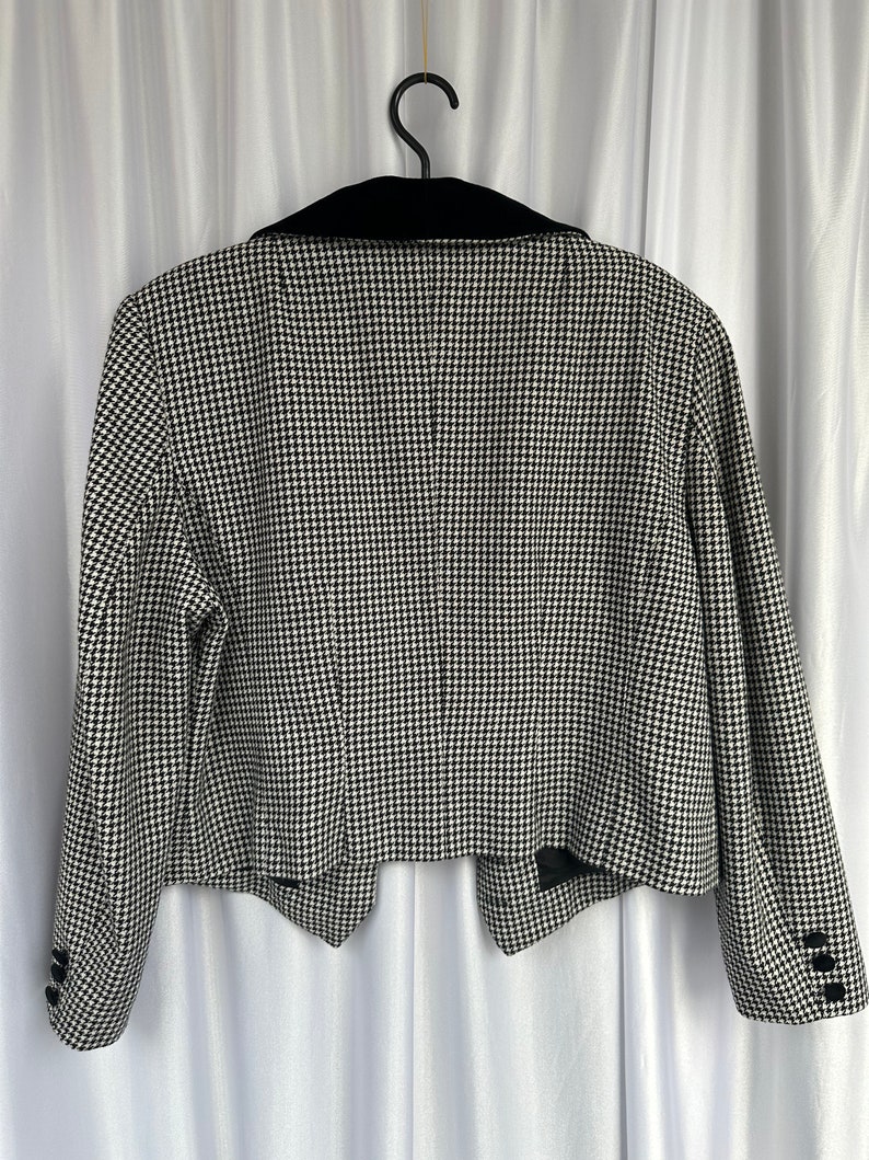 blazer noir et blanc vintage, veste courte pied de poule avec détails en velours image 8