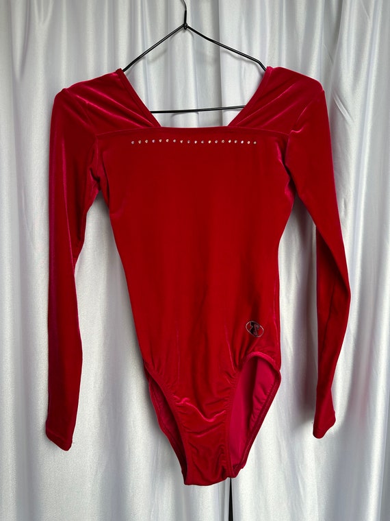 Body rojo de terciopelo con diseño cruzado y manga larga de New Look