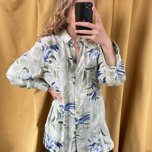 Grön blus med blommig vintagemotiv, överdimensionerad skjorta bild 3
