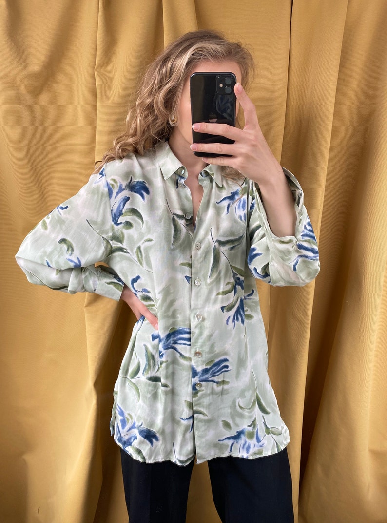 Grön blus med blommig vintagemotiv, överdimensionerad skjorta bild 3