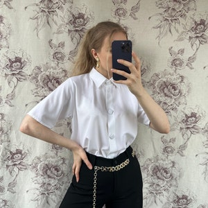 Camisa vintage oversize blanca con botones cuadrados, elegante camisa de mujer de manga corta imagen 2