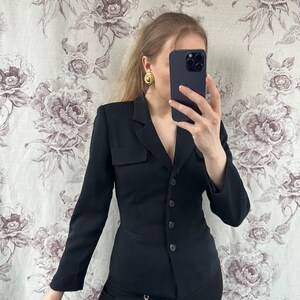 Vintage negro petite blazer ajustado, elegante chaqueta de mujer con bolsillos imagen 4