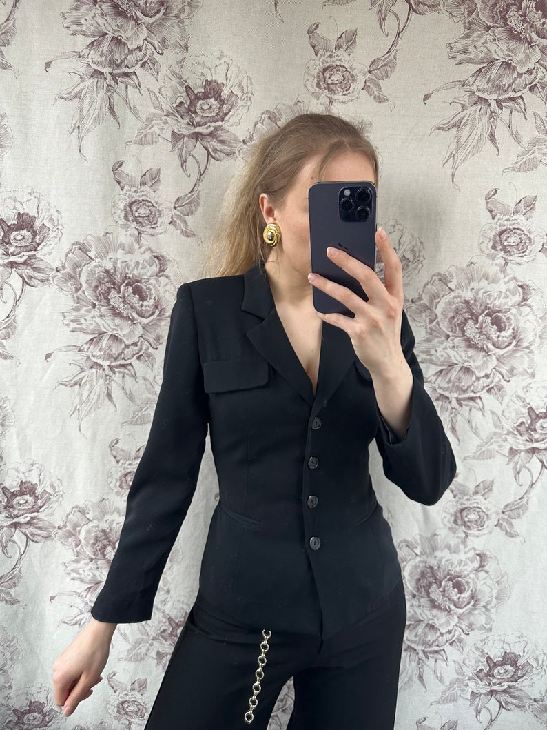 Vintage negro petite blazer ajustado, elegante chaqueta de mujer con bolsillos imagen 4
