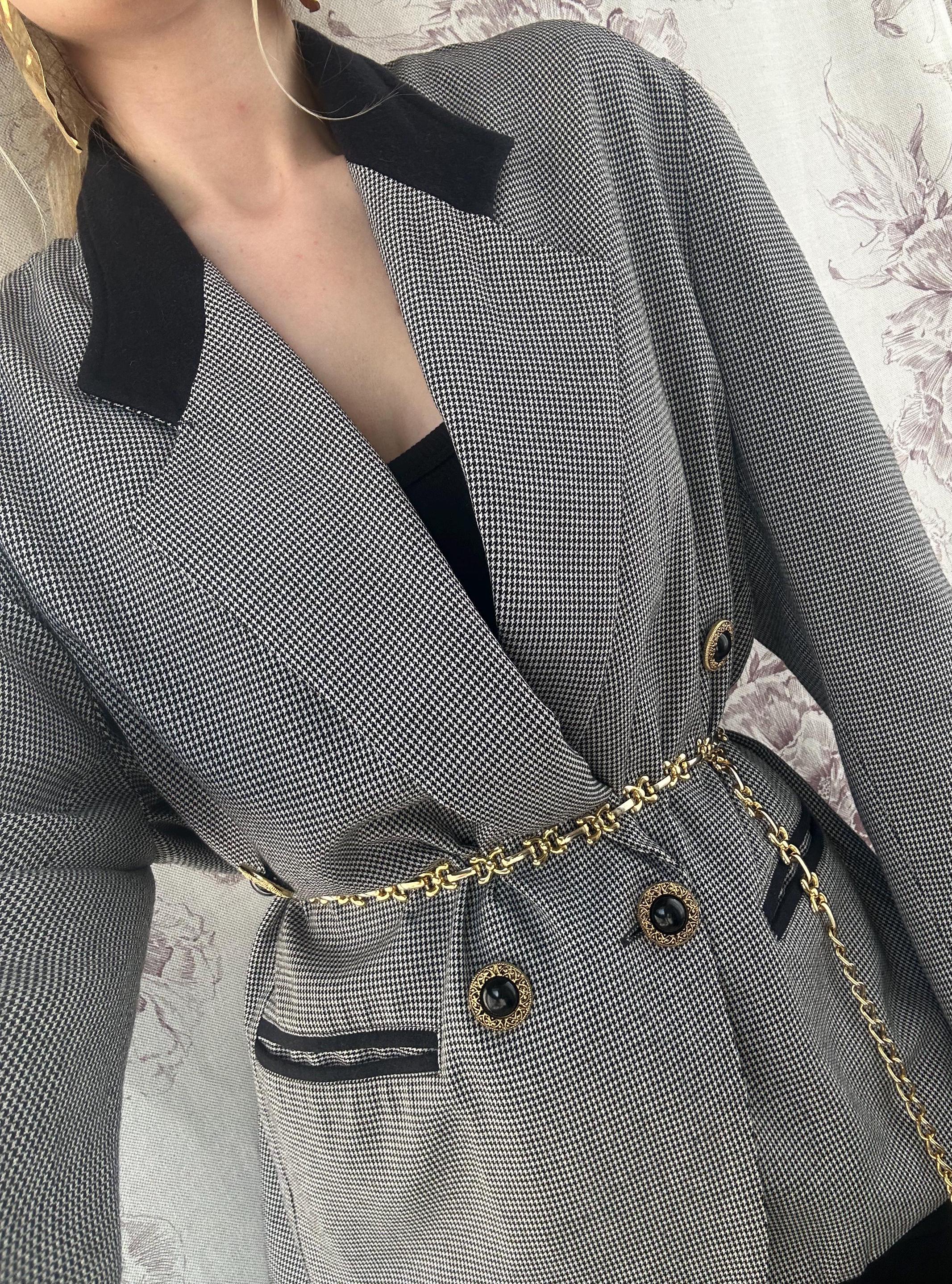   ヴィンテージ ダブルブレストジャケット 千鳥格子柄 ヴィンテージの黒と白の千鳥格子ブレザー、エレガントで上品な