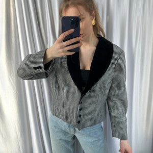 blazer noir et blanc vintage, veste courte pied de poule avec détails en velours image 2