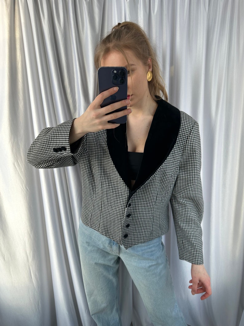 blazer noir et blanc vintage, veste courte pied de poule avec détails en velours image 2