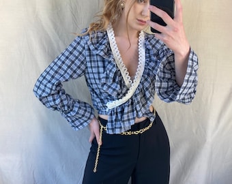 Camisa xadrez azul estilo vintage com babados