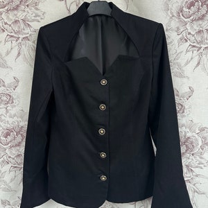 Blazer nero realizzato a mano in stile vintage con maniche a campana, giacca elegante con scollo unico e senza tempo immagine 8