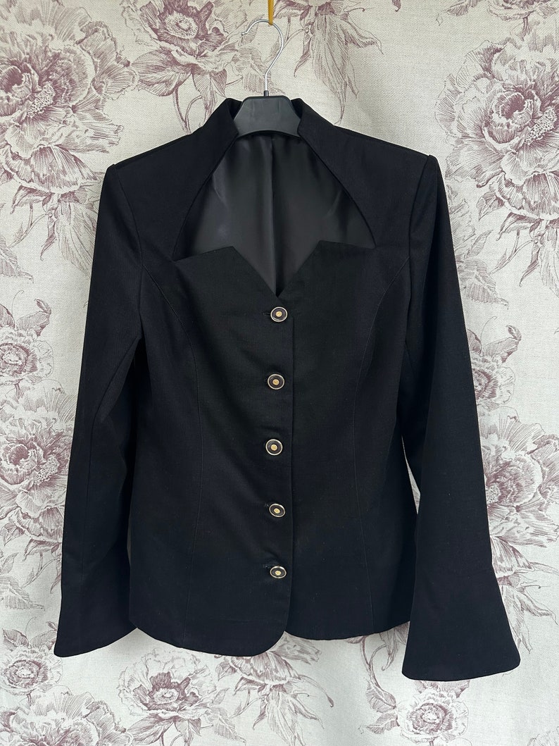 Blazer nero realizzato a mano in stile vintage con maniche a campana, giacca elegante con scollo unico e senza tempo immagine 8