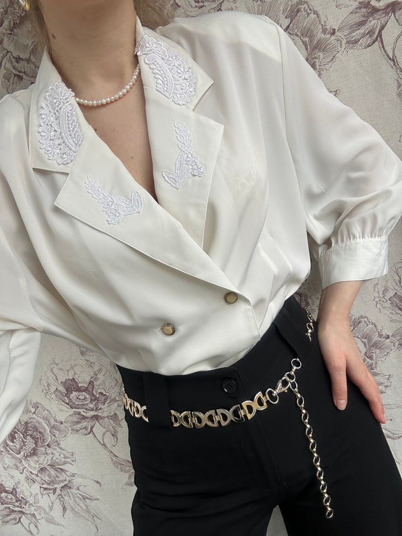 Blusa cruzada blanca crema vintage, camisa femenina con cuello de encaje imagen 2