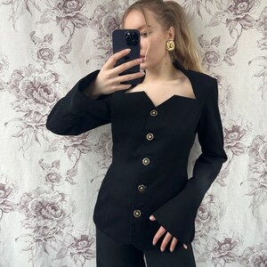 Handgemachter schwarzer Blazer im Vintage-Stil mit Trompetenärmeln, elegante Jacke mit einzigartigem und zeitlosem Ausschnitt Bild 3