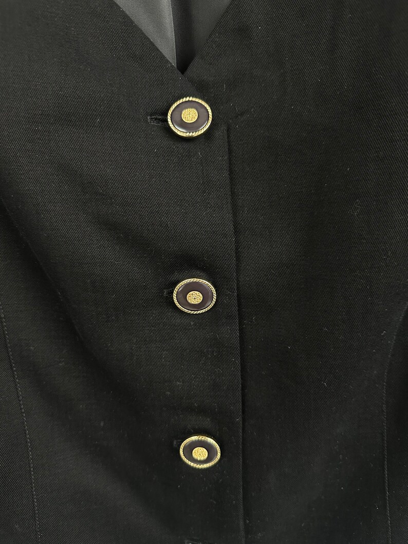 Blazer nero realizzato a mano in stile vintage con maniche a campana, giacca elegante con scollo unico e senza tempo immagine 9