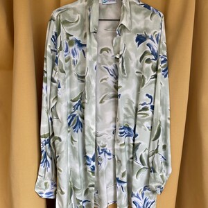 Grön blus med blommig vintagemotiv, överdimensionerad skjorta bild 7
