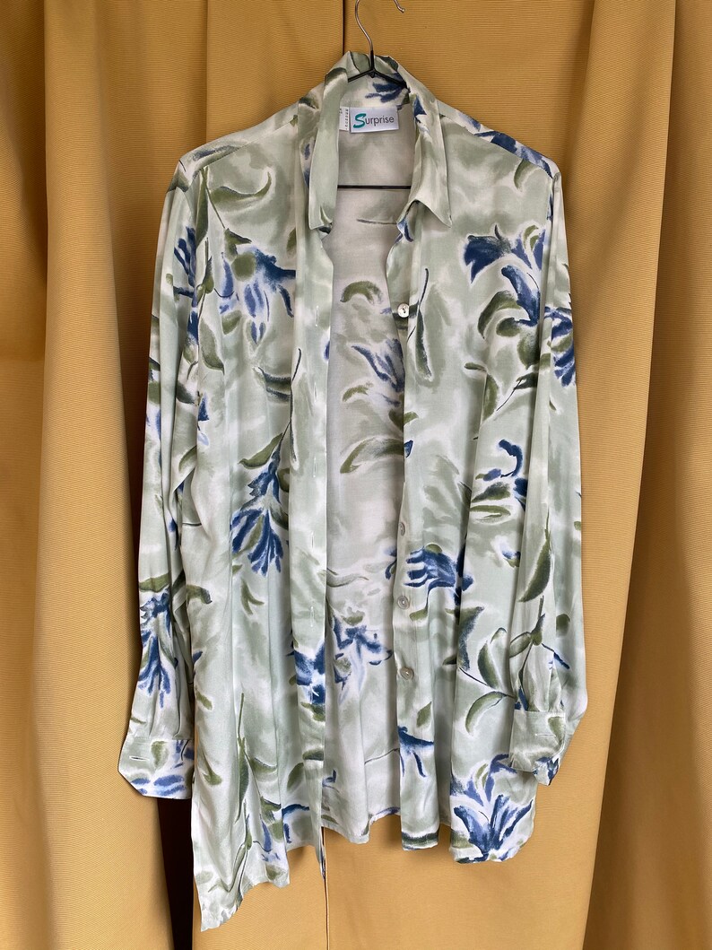 Grön blus med blommig vintagemotiv, överdimensionerad skjorta bild 7