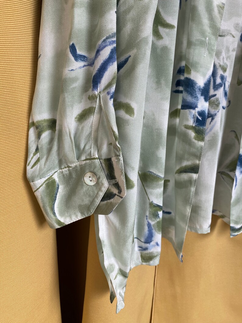 Grön blus med blommig vintagemotiv, överdimensionerad skjorta bild 8