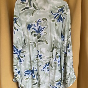 Grön blus med blommig vintagemotiv, överdimensionerad skjorta bild 9