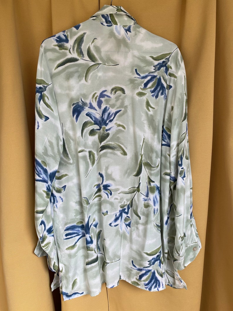 Grön blus med blommig vintagemotiv, överdimensionerad skjorta bild 9