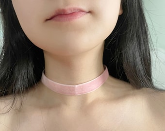 Choker in velluto rosa: collana con nastro sottile, accessorio per cosplay club