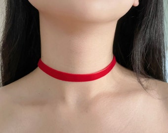 Choker in velluto rosso: collana con nastro sottile e catena di estensione