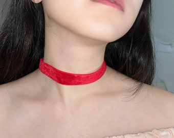 Choker in velluto rosso: collana con nastro sottile, abbigliamento da club per cosplay