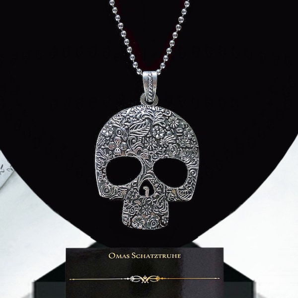 Énorme pendentif tête de mort en argent tibétain avec un collier boule. Tendance Halloween. Bijoux de créateur magiques dans des styles vintage de MariRich