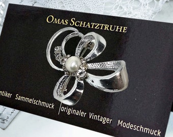 Schleifen-Brosche mit 19 kristallklaren Strass, eine weiße echte Perle & Tibet Silber. Vintage harmonisch geschwungenen Frauen Schmuck/70-er