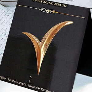Broche de monograma antiguo. Juego de letras "V" con brillantes circonitas cúbicas transparentes. Noble joyería abstracta unisex con baño de oro de 8kt/ Años 80