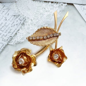 Elegant rose brooch with 2 freshwater pearls and 2 sparkling rhinestones Swarovski. Vintage gold plated 8kt designer flower jewellery/80s