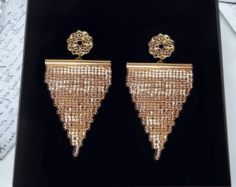 Longues boucles d'oreilles de mariée pendantes, avec des clous d'oreilles en filigrane plaqués or 8 carats et une pyramide suspendue Miyuki plaquée or 24 carats. Conception MariRich