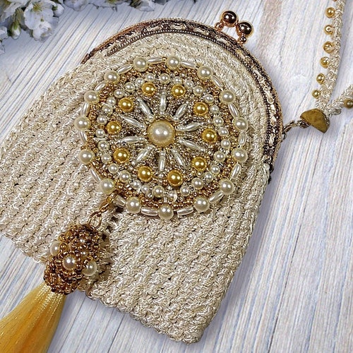 Chic ivory bridal bag, stock exchange. Small crocheted shops wedding bag with brooch & queste, unique in vintage style with MariRich logo