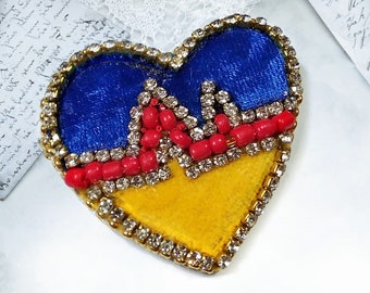 100 % d'aide pour l'Ukraine : broche cœur ukrainien avec battement de cœur. Broche Ukraine faite main en velours et strass bleu et jaune par MariRich