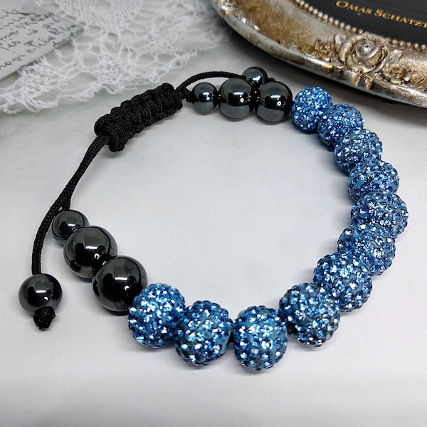 Bracelet unisexe composé de 11 perles en ciment/céramique bleu étroitement ornées de strass et de 8 perles en hématite noire. Bracelet vintage élégant/ années 80