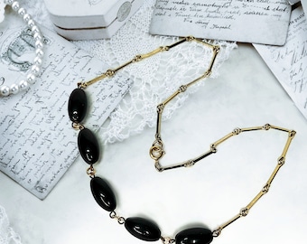 Antiker Halsschmuck mit schwarzen Glasperlen & vergoldete 8kt Kettelstifte. Zarte alte seltene Perlenkette in originalem Zustand/30er