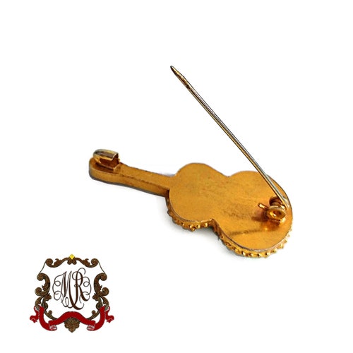 Antique Millefiori shops micromosaic guitar / violin brooch, gold-plated 8 kt. Noble little musical instrument jewelry, unisex pin. Italy (1880-1900)