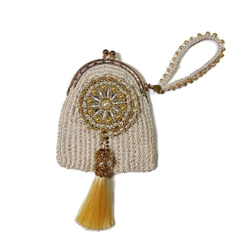 Chic ivory bridal bag, stock exchange. Small crocheted shops wedding bag with brooch & queste, unique in vintage style with MariRich logo