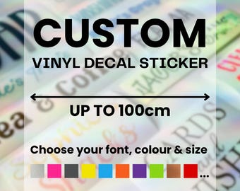 Puede incluir: Una pegatina de vinilo personalizada con el texto CUSTOM VINYL DECAL STICKER, UP TO 100cm, y Choose your font, colour & size. Debajo del texto hay once pequeños cuadrados de colores en plata, rosa, gris, amarillo, azul, naranja, morado, verde, cobre y rojo.