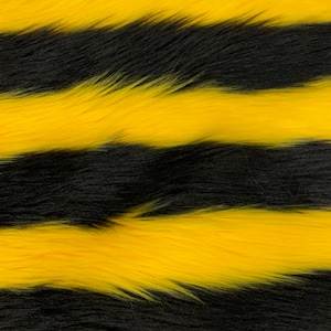 Pode incluir: Tecido de pele sintética listrado em preto e amarelo. O tecido tem uma textura macia e felpuda.