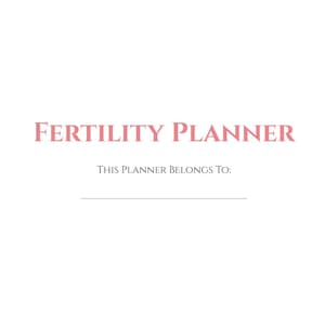 Può includere: Una pagina bianca con la scritta "FERTILITY PLANNER" in un delicato rosa. Sotto, il testo "THIS PLANNER BELONGS TO:" seguito da una linea per il nome. Il design è semplice e pulito, adatto a un'agenda.