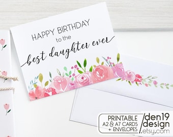 Könnte beinhalten: Weiße Geburtstagskarte mit dem Text "HAPPY BIRTHDAY to the best daughter ever" in schwarzer Schrift. Die Karte ist mit Aquarellrosen in Rosa und grünen Blättern verziert. Inklusive weißem Umschlag.