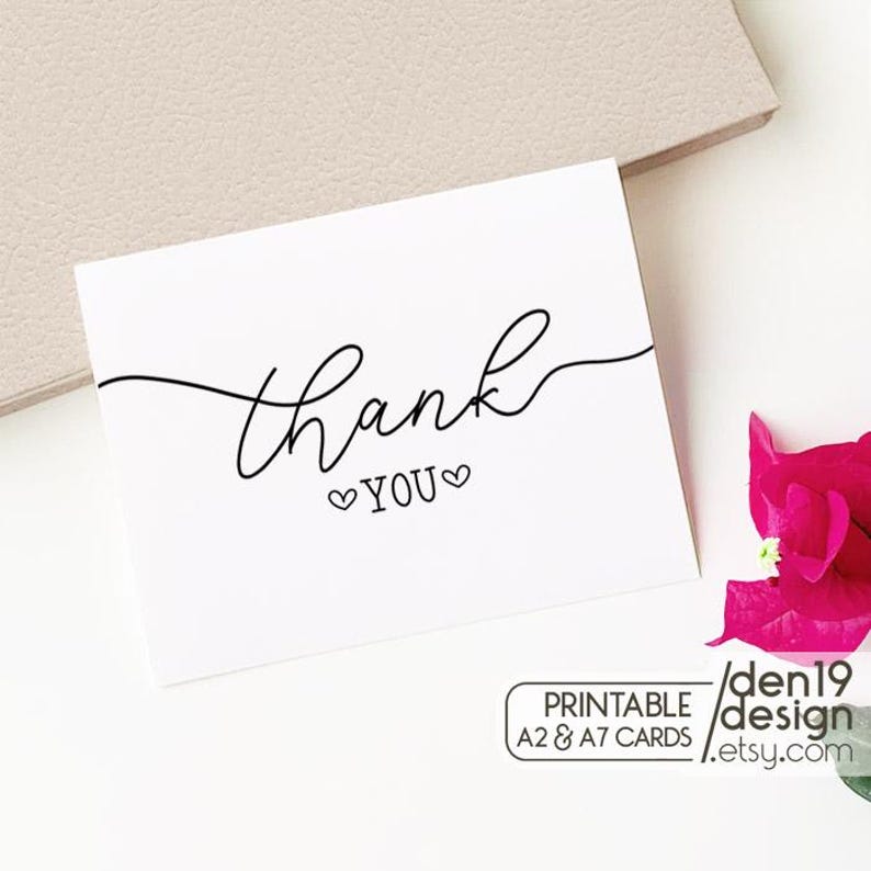 Puede incluir: Una tarjeta blanca con las palabras "thank you" en elegante escritura negra, con dos peque&ntilde;os corazones debajo. La tarjeta est&aacute; junto a una flor rosa y un sobre beige. La tarjeta tambi&eacute;n tiene el texto "PRINTABLE A2 & A7 CARDS" y el nombre de la tienda Etsy.