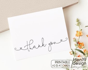 Puede incluir: Una tarjeta blanca con la frase "thank you" en elegante escritura negra, adornada con pequeños corazones. La imagen muestra un diseño de tarjeta imprimible, con una rama de flores naranjas en el fondo.